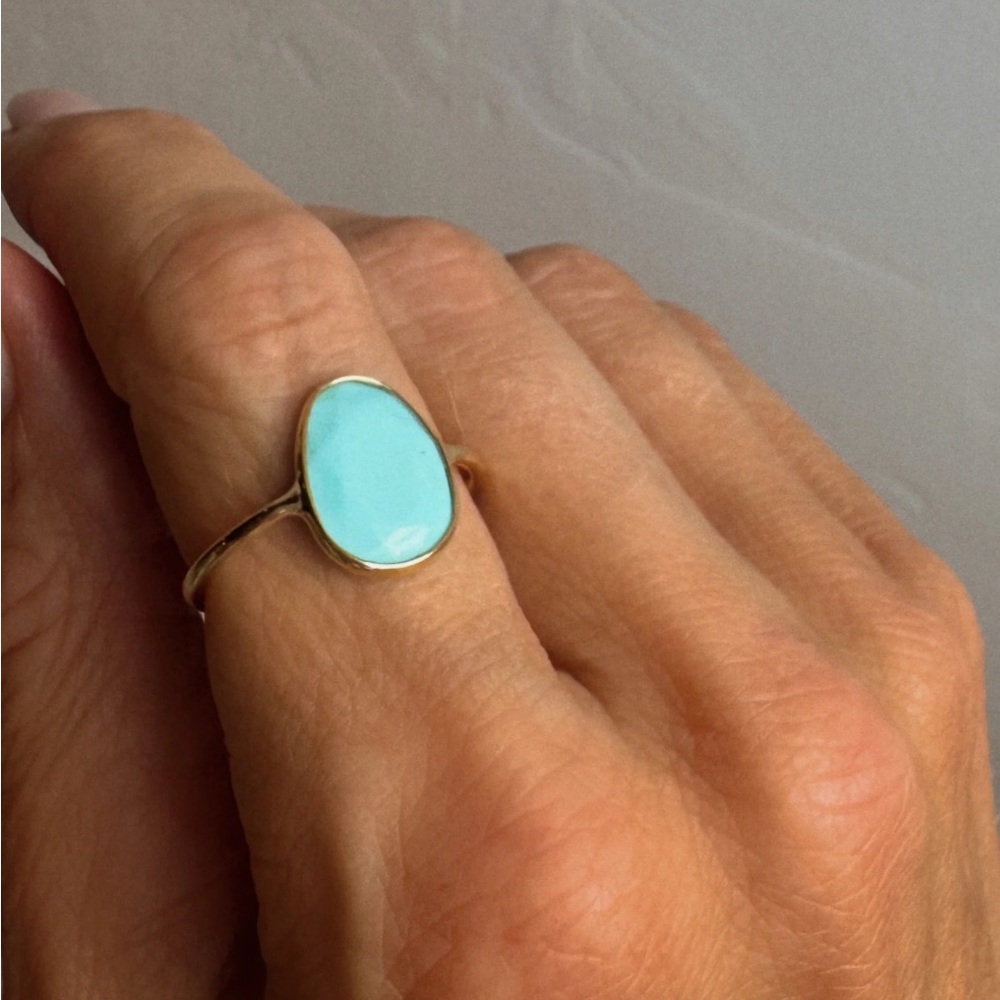 Elegant Gold and Turquoise Ring